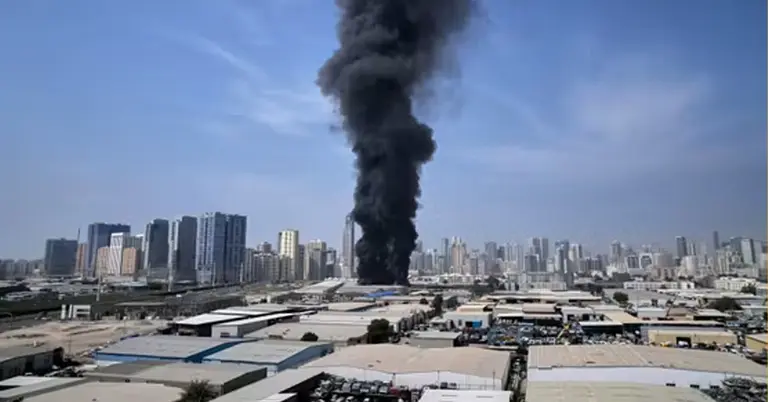 সংযুক্ত আরব আমিরাতের শারজাহ শিল্প অঞ্চলে ইরানি হামলার পর একটি গুদাম জ্বলছে